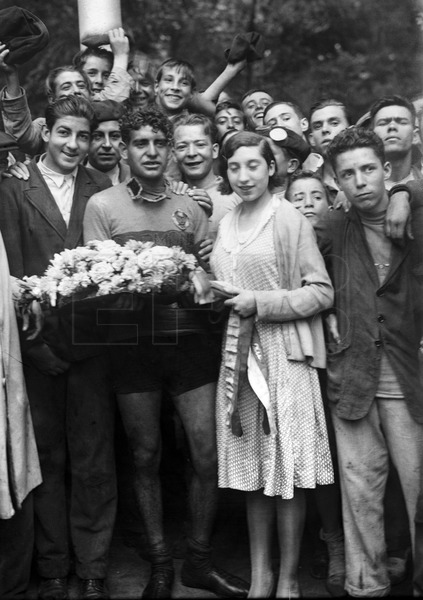 EFELafototeca's tweet photo. #21jun de 1931, el ciclista Francisco Llana recibía un ramo de flores tras ganar la Vuelta a los Puertos, en Madrid, batiendo el récord de la prueba: 6h., 9m. y 4s. en recorrer los 185 km. #EFEfototeca https://t.co/vFmngGzMUn