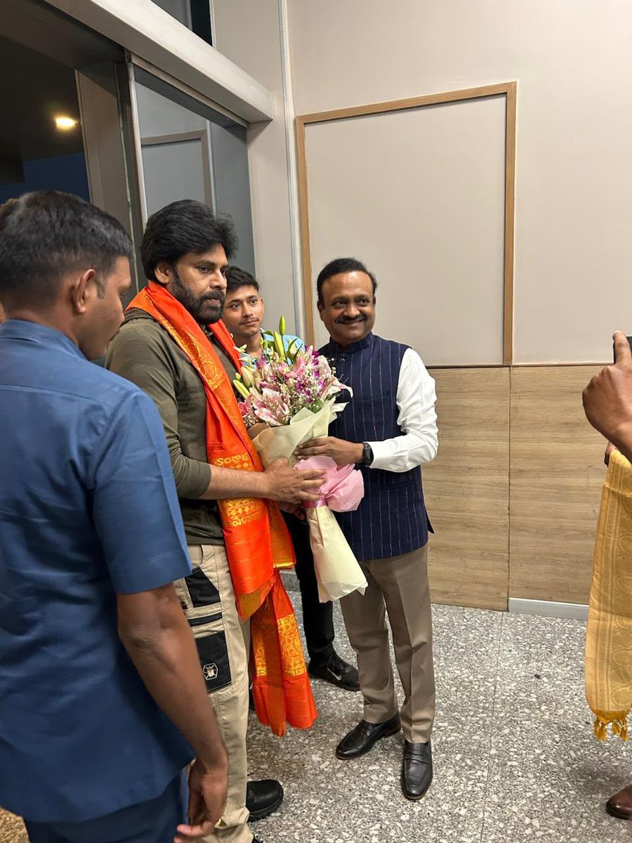 JanaSenaParty's tweet photo. సోమవారం నిర్వహించే సేన ప్రస్థానం… దేశ సమగ్రత కోసం కార్యక్రమంలో పాల్గొనేందుకు ఢిల్లీ చేరుకున్న జనసేన అధ్యక్షులు, రాష్ట్ర ఉప ముఖ్యమంత్రి శ్రీ @PawanKalyan గారు. ఢిల్లీ విమానాశ్రయంలో శ్రీ పవన్ కళ్యాణ్ గారికి పార్టీ ఎంపీలు శ్రీ @VBalashowry , శ్రీ @tangella_uday , పార్టీ ఎమ్మెల్యేలు, ముఖ్య నేతలు ఘన స్వాగతం పలికారు.

#JanaSenaniInNewDelhi