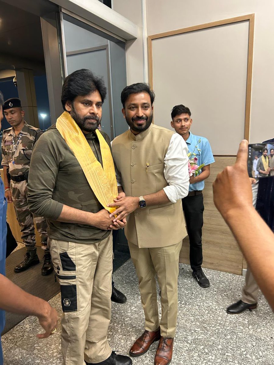 JanaSenaParty's tweet photo. సోమవారం నిర్వహించే సేన ప్రస్థానం… దేశ సమగ్రత కోసం కార్యక్రమంలో పాల్గొనేందుకు ఢిల్లీ చేరుకున్న జనసేన అధ్యక్షులు, రాష్ట్ర ఉప ముఖ్యమంత్రి శ్రీ @PawanKalyan గారు. ఢిల్లీ విమానాశ్రయంలో శ్రీ పవన్ కళ్యాణ్ గారికి పార్టీ ఎంపీలు శ్రీ @VBalashowry , శ్రీ @tangella_uday , పార్టీ ఎమ్మెల్యేలు, ముఖ్య నేతలు ఘన స్వాగతం పలికారు.

#JanaSenaniInNewDelhi