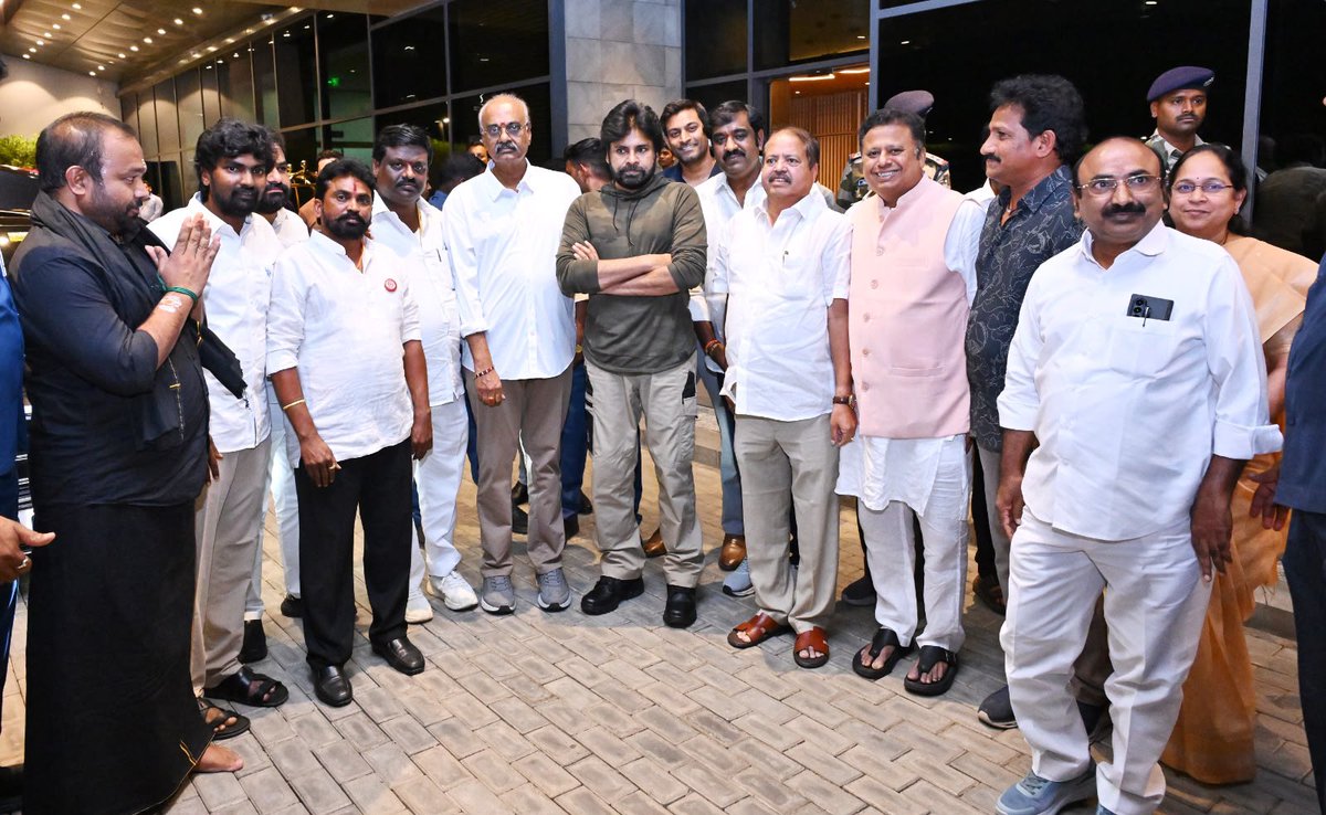 JanaSenaParty's tweet photo. సోమవారం నిర్వహించే సేన ప్రస్థానం… దేశ సమగ్రత కోసం కార్యక్రమంలో పాల్గొనేందుకు ఢిల్లీ చేరుకున్న జనసేన అధ్యక్షులు, రాష్ట్ర ఉప ముఖ్యమంత్రి శ్రీ @PawanKalyan గారు. ఢిల్లీ విమానాశ్రయంలో శ్రీ పవన్ కళ్యాణ్ గారికి పార్టీ ఎంపీలు శ్రీ @VBalashowry , శ్రీ @tangella_uday , పార్టీ ఎమ్మెల్యేలు, ముఖ్య నేతలు ఘన స్వాగతం పలికారు.

#JanaSenaniInNewDelhi
