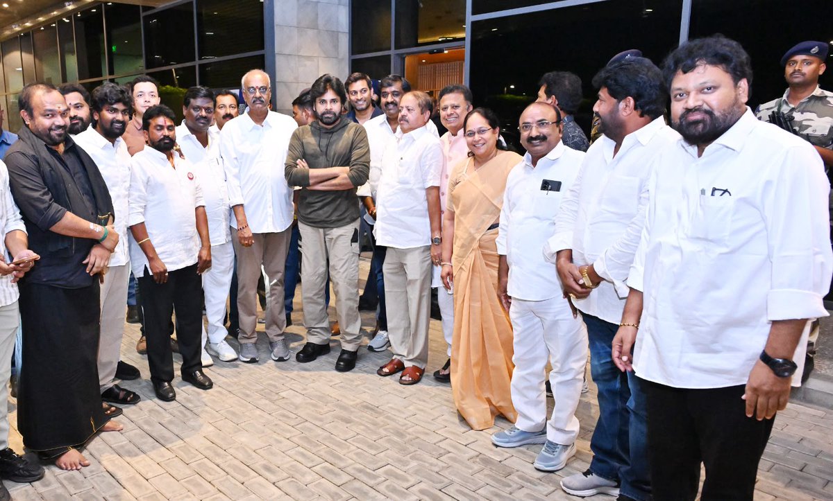 JanaSenaParty's tweet photo. సోమవారం నిర్వహించే సేన ప్రస్థానం… దేశ సమగ్రత కోసం కార్యక్రమంలో పాల్గొనేందుకు ఢిల్లీ చేరుకున్న జనసేన అధ్యక్షులు, రాష్ట్ర ఉప ముఖ్యమంత్రి శ్రీ @PawanKalyan గారు. ఢిల్లీ విమానాశ్రయంలో శ్రీ పవన్ కళ్యాణ్ గారికి పార్టీ ఎంపీలు శ్రీ @VBalashowry , శ్రీ @tangella_uday , పార్టీ ఎమ్మెల్యేలు, ముఖ్య నేతలు ఘన స్వాగతం పలికారు.

#JanaSenaniInNewDelhi
