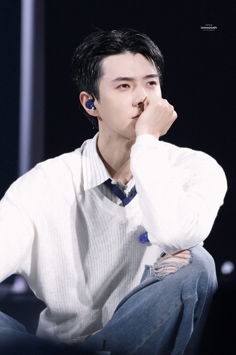 iooooosh_iii's tweet photo. 260613 EXO PLANET  - EXhOrizon in HK
认真听爱丽唱歌的世勋
#SEHUN #세훈 #EXhOrizon https://t.co/2ehRK0ZB8N