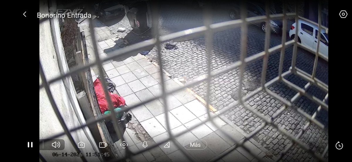 Maia_Russo's tweet photo. @gcba Hola! Llame al 108 a las 10:35....Me parece que ya paso un tiempo prudencial para que puedan ayudar a alguien en situación de calle, no? https://t.co/9AWeIAe27Y