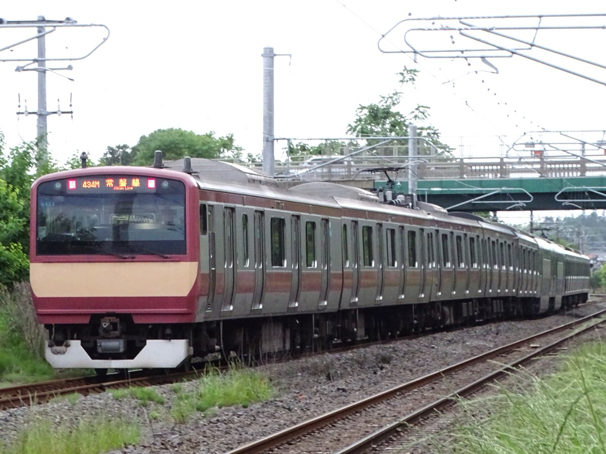 TakashimaExp2's tweet photo. 5/24(日)、5/31(日)
かつての401系・403系・415系の復刻デザインが維持されているE531系K423編成。K451編成のラッピング解除から4か月近く経った今もラッピングが維持されていますが、いつ解除されるかは予断を許しません。
3枚中2枚は #E531系の日 の撮影でした。 https://t.co/5EXVJ9FJxL