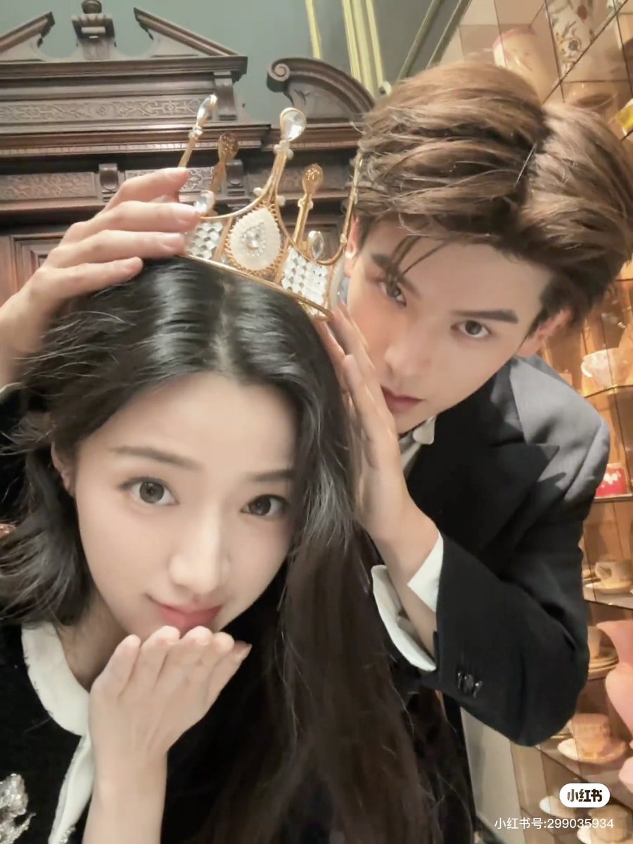 이름 tweet media