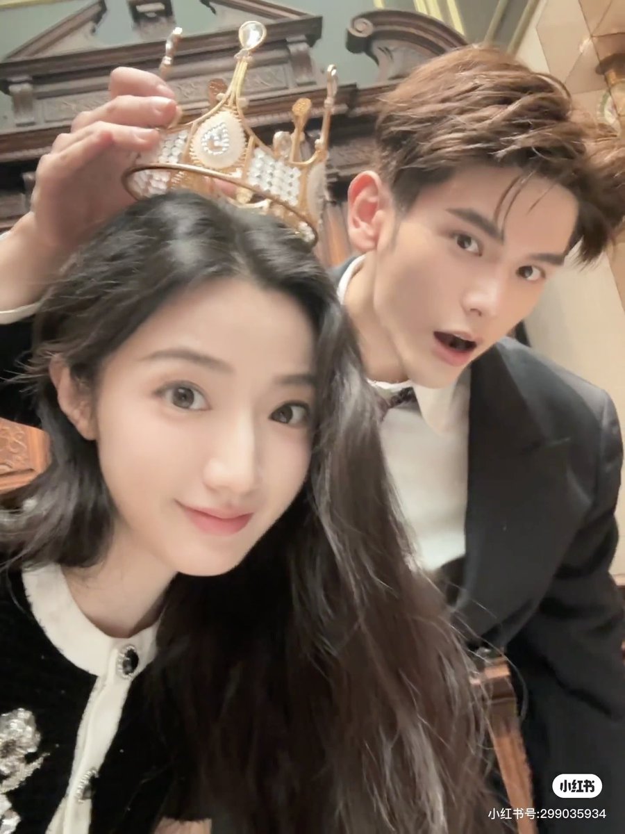 이름 tweet media