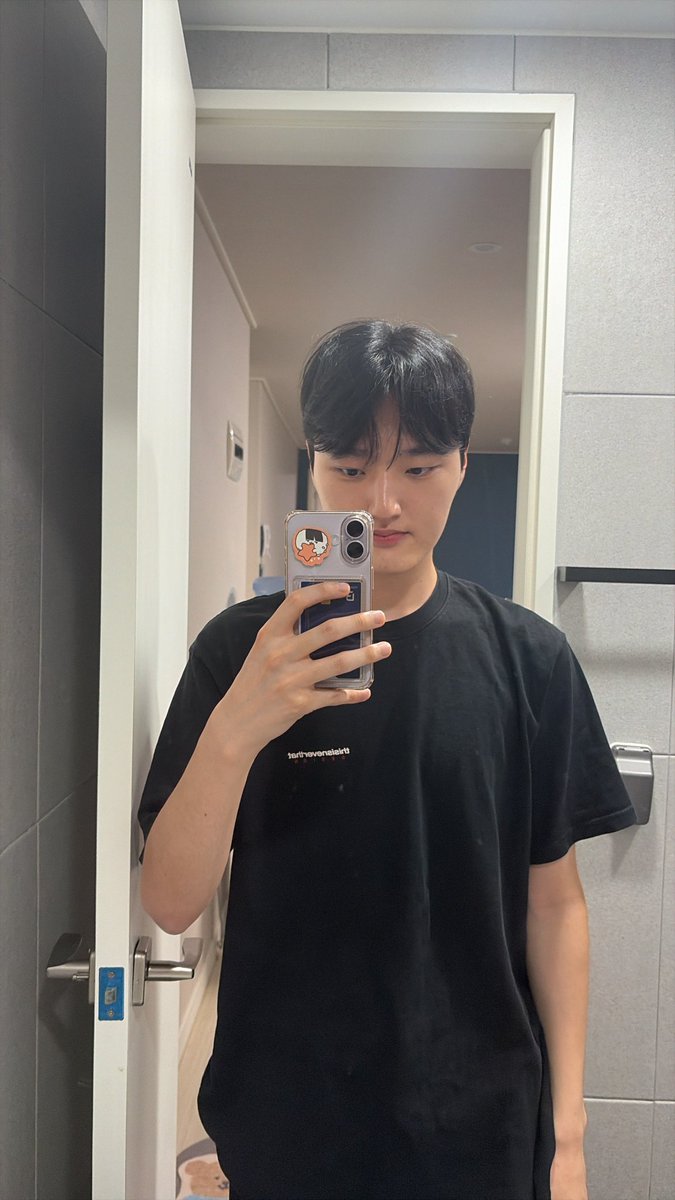 shbxoxo's tweet photo. 11.53PM KST

🐨: *sends picture*
🐨: good night https://t.co/efICFDiS0b
