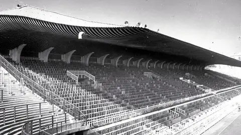 xdd_guy's tweet photo. @estadios_Spain Poco se recuerda la mítica marquesina de Eduardo Torroja, construida durante los años 40, muy moderna para su tiempo. https://t.co/25fuRxT1ag