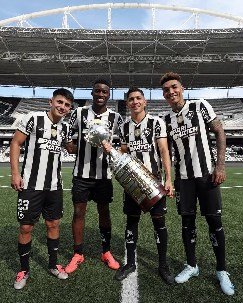 BotafogoDeprecc's tweet photo. “Eu cometi um grande erro quando cheguei ao Brasil. Eu assistia ao Botafogo de 2024, via aquele quarteto jogando e pensava: ‘essa equipe tem nível para ganhar o Hexa’.

Quando me falaram que o Savarino e o Almada não eram brasileiros, eu fiquei triste (risos). Naquele momento eu já tinha assumido a Seleção e percebi que teria que pensar em outras soluções.”

— Carlo Ancelotti
