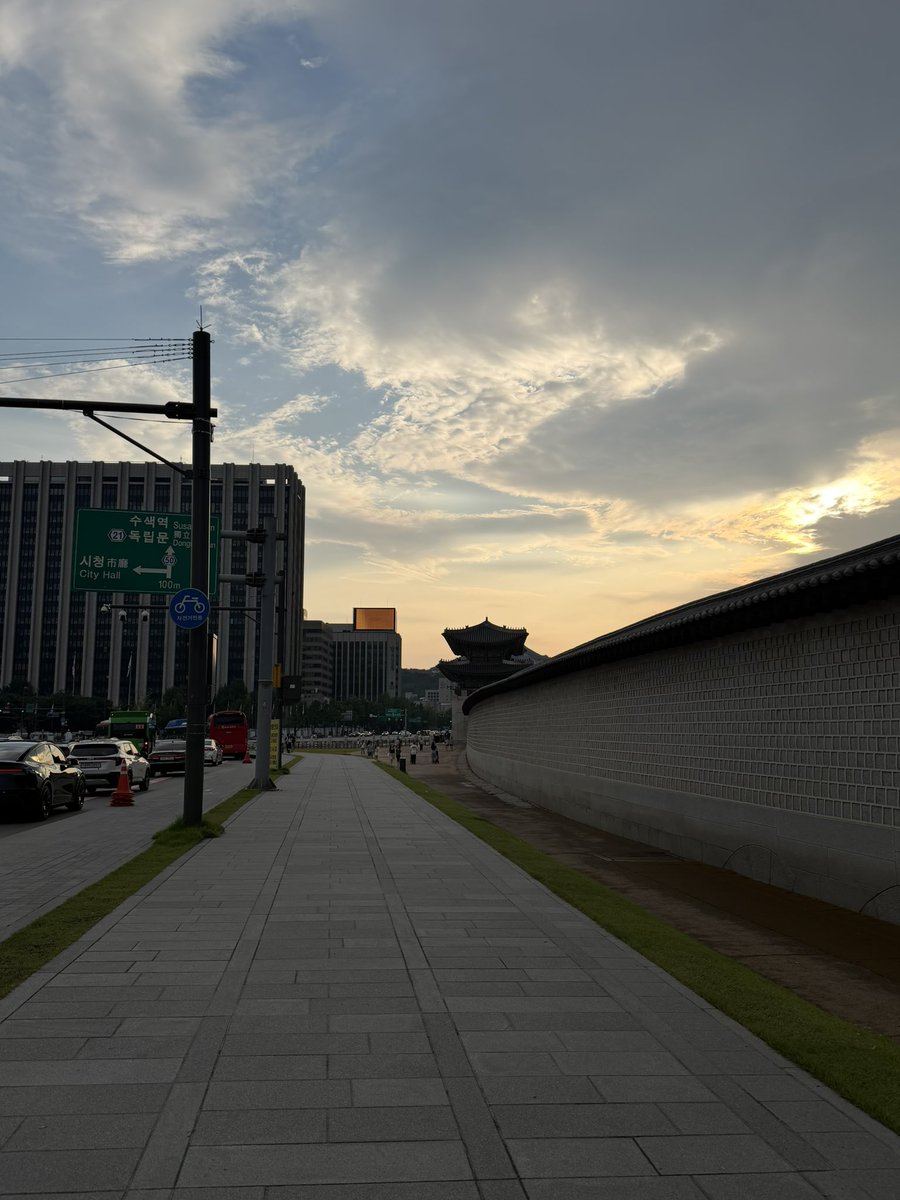 uun0a's tweet photo. ⭐️11日目
週末だから学校の勉強を復習、、まだまだ身になってなくて戦いの日々だ😭
また1週間頑張らないと！！！！
散歩も長くして幸せ！！！！

今日の服もお気に入り😉
#韓国留学　#우나の留学生活　#한국유학
#유학생활 https://t.co/2xisHI4bM4