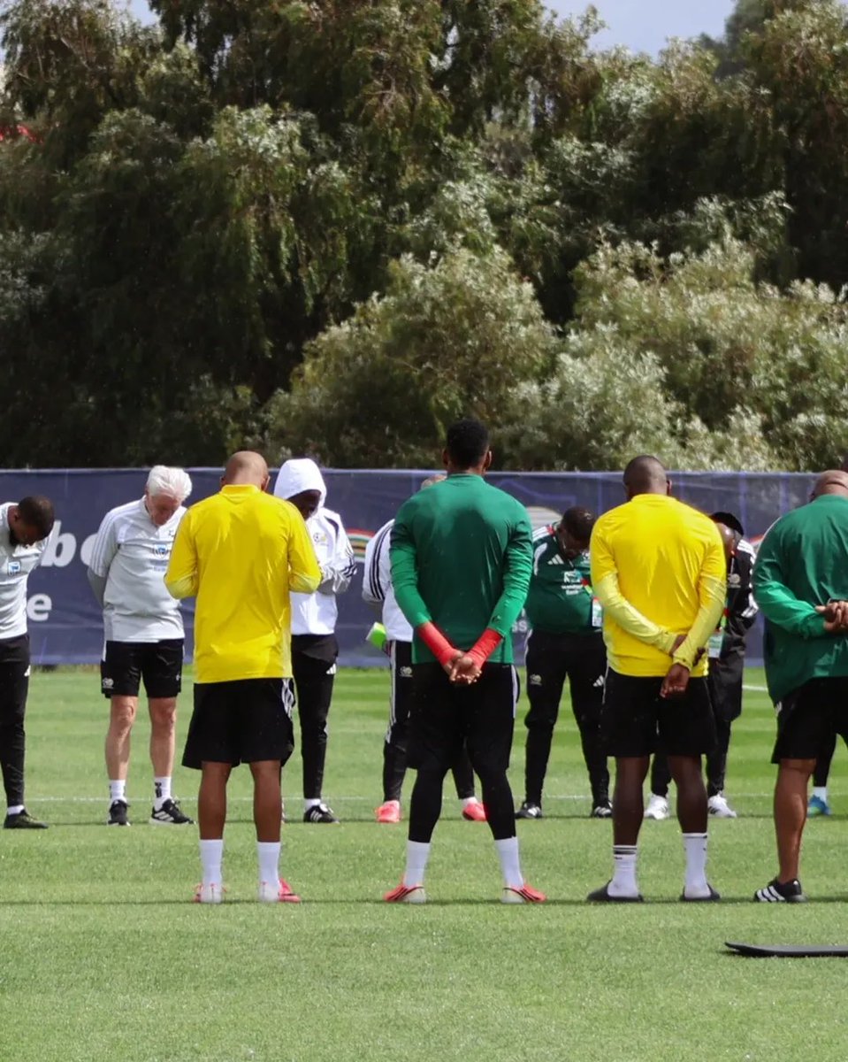 BallersinGod's tweet photo. South Africa prayed together in training at the World Cup ❤️🙏 https://t.co/o94Yg6si1a