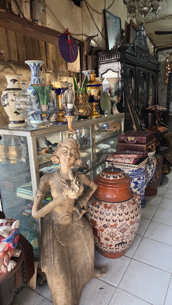 VDads69's tweet photo. Hasil kyuruan kemarin bersama seorang 'Teman'...Ternyata saya bisq suka dg barang2 antik...

Benar2 ya kamu memang penggiring yg hebat...

Jadilah membeli 2 barang yg tentunya tidak,sy post disini wkwkw..

Toss and Thanks to u 'Teman'... 😀 https://t.co/f1YRrsUOuq