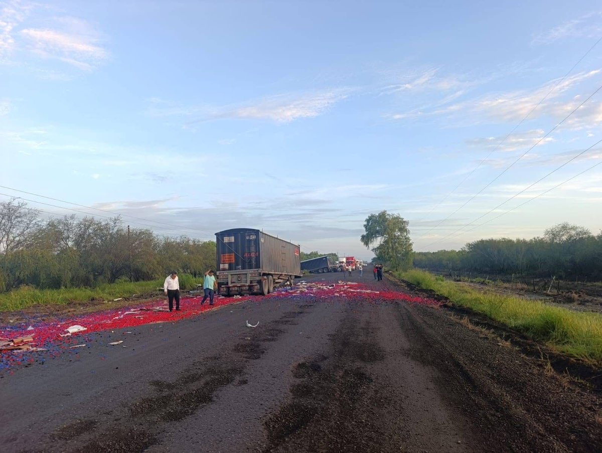 VoceriaSegTamps's tweet photo. 🟡 | #VoceríaInforma

Se informa a la ciudadanía que continúa el cierre de la circulación en la carretera Victoria-Monterrey kilómetro 56, a la altura del Ejido Oyama, municipio de Hidalgo, derivado de un accidente entre transportes de carga.

📍Ubicación:
https://t.co/3HUcpkByEN

Se recomienda precaución, atender las indicaciones de las autoridades y en la medida de lo posible, utilizar rutas alternas.