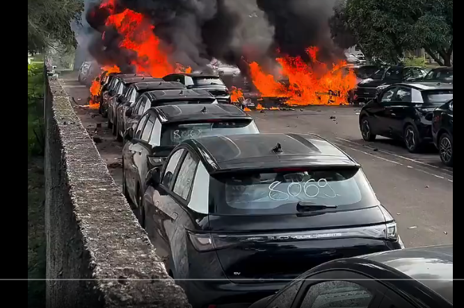 darosaWeb's tweet photo. @juliovschneider um monte de carro elétrico zero pegando fogo. Nossa. https://t.co/KXp9qmqMjY