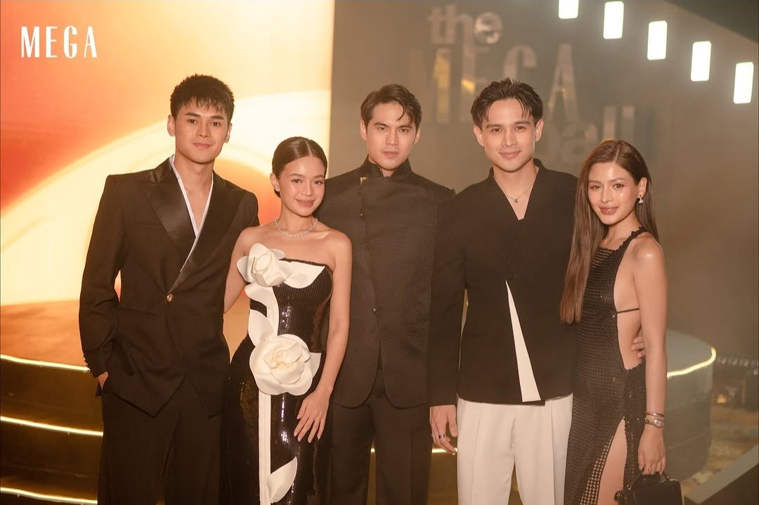 4DChuu's tweet photo. Another pic from the Mega Ball.
#AzRalph with Emilio and Dustbia 💛 https://t.co/irSuLeECsH
