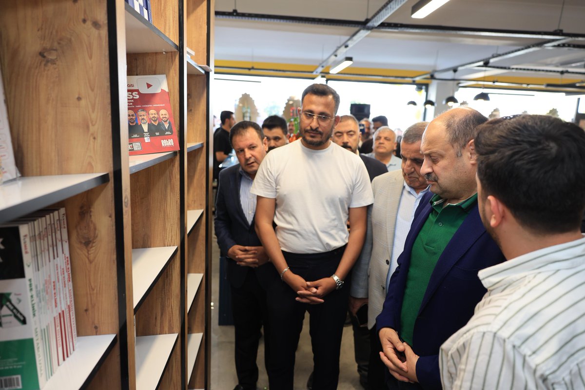 sanliurfabld's tweet photo. Şanlıurfa Büyükşehir Belediye Başkanımız Mehmet Kasım Gülpınar, Fakülte Yeni Nesil Kütüphane’nin açılışına katıldı.

Gençlerimizin bilgiye erişimini güçlendiren, öğrenme kültürünü destekleyen ve akademik gelişimi teşvik eden bu kıymetli yatırımın şehrimize hayırlı olmasını diliyoruz.

Bilgiyle büyüyen bir şehir, geleceğini daha sağlam temeller üzerine inşa eder.