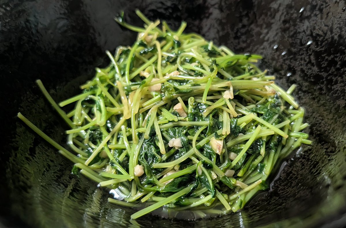 saison777's tweet photo. 豆苗炒めを喰らう。
中華料理屋では見つけれんかったので、
買ってきた豆苗を、刻みニンニクと
オイスターソースで炒めました。
シャキシャキしてうまい。
次はお店で食べたい。
ご馳走様でした🙏
#ノリラジフード https://t.co/Sn53VpGTLp