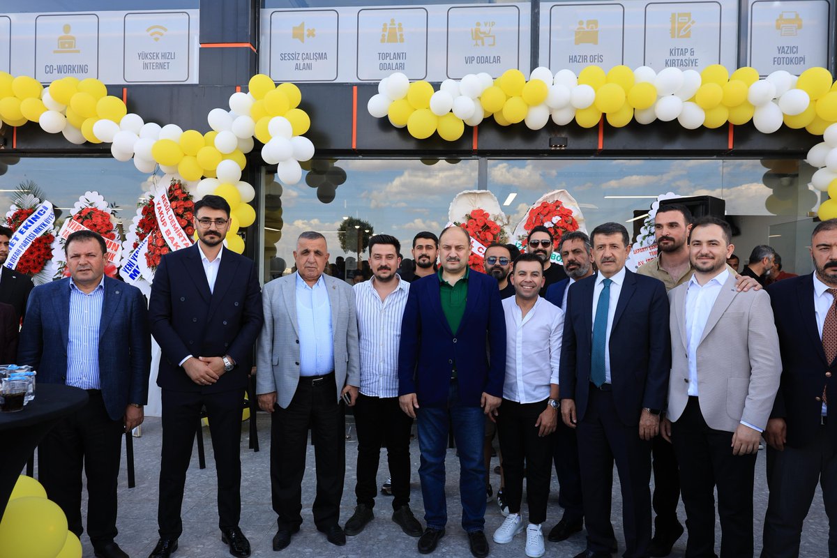 sanliurfabld's tweet photo. Şanlıurfa Büyükşehir Belediye Başkanımız Mehmet Kasım Gülpınar, Fakülte Yeni Nesil Kütüphane’nin açılışına katıldı.

Gençlerimizin bilgiye erişimini güçlendiren, öğrenme kültürünü destekleyen ve akademik gelişimi teşvik eden bu kıymetli yatırımın şehrimize hayırlı olmasını diliyoruz.

Bilgiyle büyüyen bir şehir, geleceğini daha sağlam temeller üzerine inşa eder.