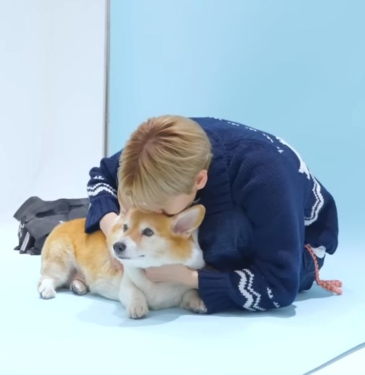 LightforBH_56's tweet photo. 꼬숩내 흡입하는 현이 너무 귀여움.. https://t.co/YQREUQiZz4