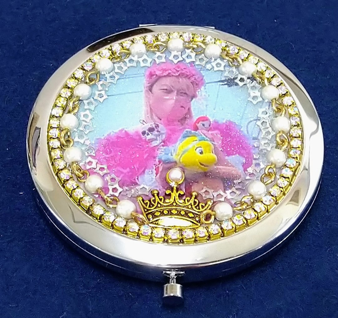 PrincesShow2020's tweet photo. レディさん、HAPPY BIRTHDAY♪

#ハンドメイド
#コンパクトミラー
#レジン
#ハンドメイドPrincesShow
#お誕生日おめでとう https://t.co/klpHJHGHjF