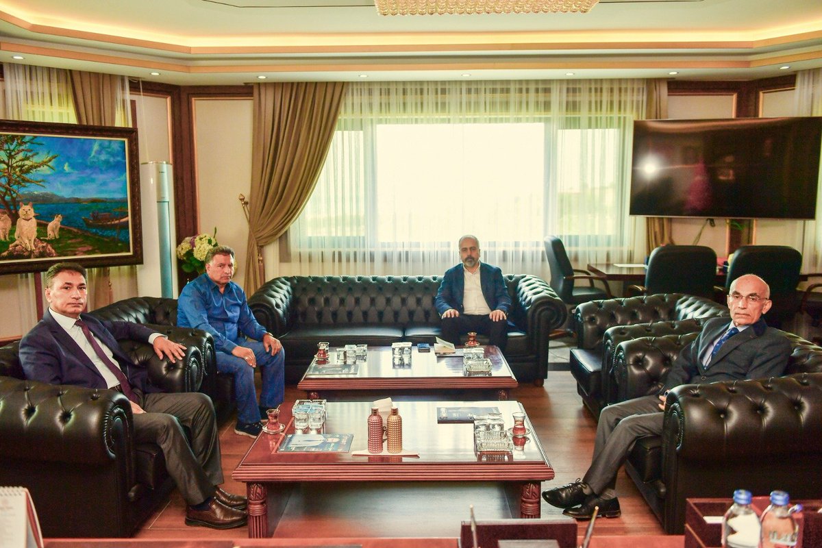 ProfAliKarakas's tweet photo. Van Yüzüncü Yıl Üniversitesi Rektörü Prof. Dr. Hamdullah Şevli'ye nezaket ziyaretinde bulunduk. 

Sayın Şevli'ye nazik misafirperverliği ve samimi sohbetleri için teşekkür ediyor çalışmalarında muvaffakiyetler diliyorum. https://t.co/tVhLoMWP5o