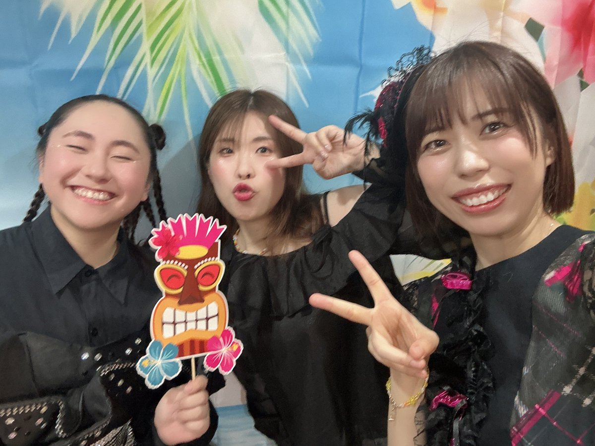 ringoUtaho's tweet photo. ♥️ラストキッス組💛
練習頑張った～！！！
ハモリ、フロアにどういう感じで聞こえてたかなあ、、！！
じゅりあちゃん、あやちぃーさんと大好きな曲できてとっても嬉しかった＼(^o^)／✨
1人ではできない曲だったり、こういうシャッフルができるのがハロ縛りの醍醐味だよねっ😊 https://t.co/T7Tt3Gdaev