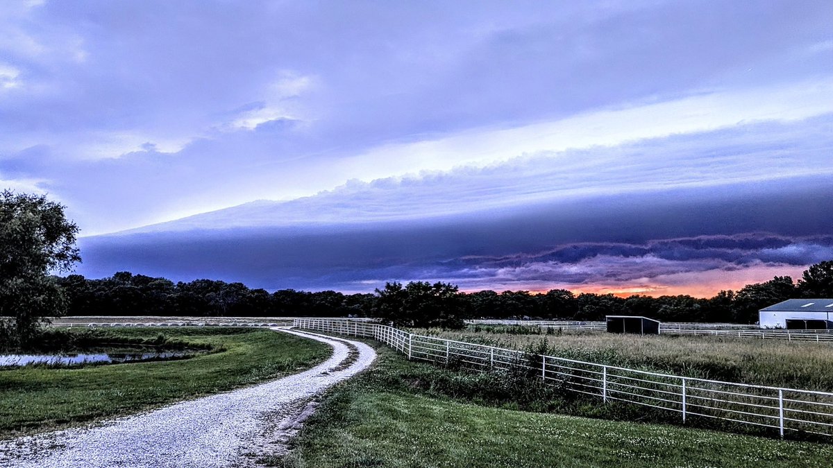 LifeinHim7's tweet photo. Our storm perspective last night @NickBenderKMBC @NWSKansasCity @fox4wx @JacobLanierWx https://t.co/hKbq95wjF5