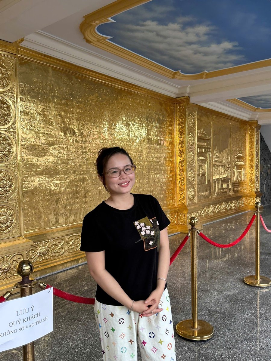 Vihere666's tweet photo. Xin chào và cảm ơn hơn 300 ac đã follow bé!

Cả ngày nay bé tập viết rồi lại xóa. Sao thấy cái đầu mình thiếu chữ quá. Mấy ace trong thị trấn ai cũng viết lách quá trời, trình bày thú dị, văn phong hấp d���n. Vô tình đọc được bài đọc sách của anh @lucashuytran mới biết thị trấn này ai cũng nghiền ngẫm đua nhau đọc sách làm bé thấy lỗi thời tụt hậu quá.  

Thôi nay cũng được làm công dân thị trấn nên phải ráng học theo, cho bớt lười, dùng công cụ X cho chuyên nghiệp. Ông bà dạy " cờ tới tay ai người đó phất", mà cầm cái điện thoại trong tay, tạo được tài khoản từ thời 2024 mà còn chưa được 1000 follower, thiệt là hỗ thẹn quá!.

Bé mò lung tung thấy có cách build trang trên X, nên cũng share cho ac ai còn lẹt đẹt hạng B như mình thì cùng nhau trãi nghiệm cảm giác 1000 follower với bé. 

____ MỤC TIÊU 1000 FOLLOWER

1. Hiểu thuật toán X 2026 (các yếu tố quan trọng nhất)Engagement velocity trong 30-60 phút đầu: Post nào có tương tác nhanh (replies, reposts) sẽ được đẩy mạnh. Replies quan trọng gấp 13-27x likes. 

Replies & conversations: Ưu tiên cực mạnh. Bookmark (lưu) cũng rất quan trọng (gấp ~10x like).

Media (hình ảnh, video ngắn): Tăng 5-10x impressions so với text-only. Video native <60 giây (có caption) hiệu quả cao nhất. 

X Premium (tick xanh): Tăng reach 2-10x, ưu tiên hiển thị.
Không khuyến khích: Link ngoài ở tweet chính (giảm ~50% reach), hashtag lạm dụng, nội dung tiêu cực/spam.

2. Chiến lược nội dung (Content Strategy)

Tần suất: 1-3 post chất lượng/ngày (không spam). Consistency quan trọng hơn số lượng. Post vào giờ vàng: 8-11h sáng (giờ VN), thứ 3-5. 

Loại nội dung hiệu quả:Threads (chuỗi bài) hoặc long-form post: Giải thích tips du lịch, phân tích crypto, infographic.

Video ngắn + caption: Review Đà N��ng, chart crypto, before-after sức khỏe.

Hooks mạnh: Bắt đầu bằng số liệu, câu hỏi, contrarian (ví dụ: "Tại sao vàng giảm mà BTC vẫn tăng?").

Value-driven: Tips thực tế, insight cá nhân, poll hỏi ý kiến follower.

Tối ưu: Thêm hình ảnh/video/chart. Tránh link ngoài ngay tweet đầu (để ở reply).

3. Chiến lược tương tác (Engagement - Quan trọng nhất cho account nhỏ)

Đây là "reply guy" strategy, nhiều người tăng impressions nhanh nhờ cái này. 
80% thời gian reply, 20% post (đặc biệt khi <5k-10k followers).

Tìm 15-20 account lớn hơn bạn trong niche (5k-50k followers): Bật thông báo, reply sớm (trong 5-10 phút) với giá trị thật (thêm data, góc nhìn VN, ví dụ thực tế).

Reply chất lượng: Không chỉ "Đồng ý", mà "Thêm insight: Ở Đà Nẵng tháng này...".
Trả lời tất cả comment trên post của bạn trong giờ đầu → Tạo conversation.

4. Tối ưu Profile & TechnicalProfile hoàn chỉnh: Ảnh rõ, bio giá trị ("Yêu Đà Nẵng | Crypto + Du lịch | Tips hàng ngày"), link website/Telegram.
Post đều → X ưu tiên account active.
Sử dụng X Analytics: Xem impressions sources (Follower vs Non-follower), nhân rộng post tốt.

5. Chiến lược nâng cao & PaidQuote tweet lớn account với góc nhìn riêng.
Collab: Tag mutual, guest thread.
X Ads: Bắt đầu với Reach campaign từ post organic tốt → Scale impressions nhanh.

Lịch trình thực tế gợi ý (1-2 giờ/ngày)Sáng: Post 1 thread/video + reply 20-30 cái.
Chiều/tối: Reply thêm, tương tác comment.
Cuối tuần: Batch content (chuẩn bị thread sẵn).
Hàng tuần: Review analytics → Điều chỉnh.

Kết quả mong đợi & Lưu ý

Account nhỏ: 1-2 tháng kiên trì có thể tăng impressions 5-10x nếu reply tốt.

Mục tiêu monetization: Tập trung impressions non-follower (từ For You).

Tránh: Mua follower, spam, nội dung tiêu cực (thuật toán phạt).
Nhiều creator VN thành công nhờ niche địa phương + crypto kết h��p.

Ac nào đã đọc tới đây rồi thì follow cùng bé sớm đạt được mục tiêu nha!

Công đức vô lượng ~