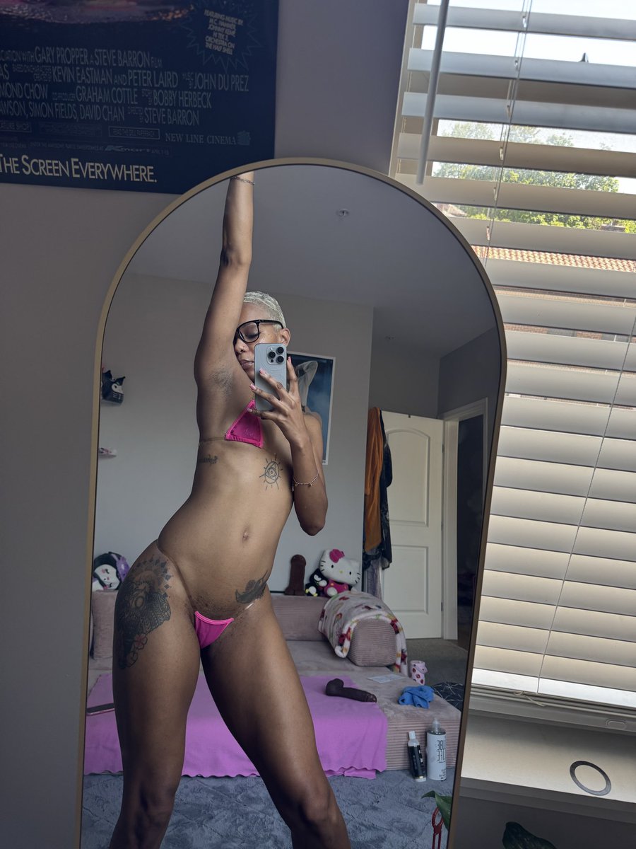 TheSlimReaper44's tweet photo. If I shoved my pits in your face, would you sniff 😏 https://t.co/y5gnqGhFuJ