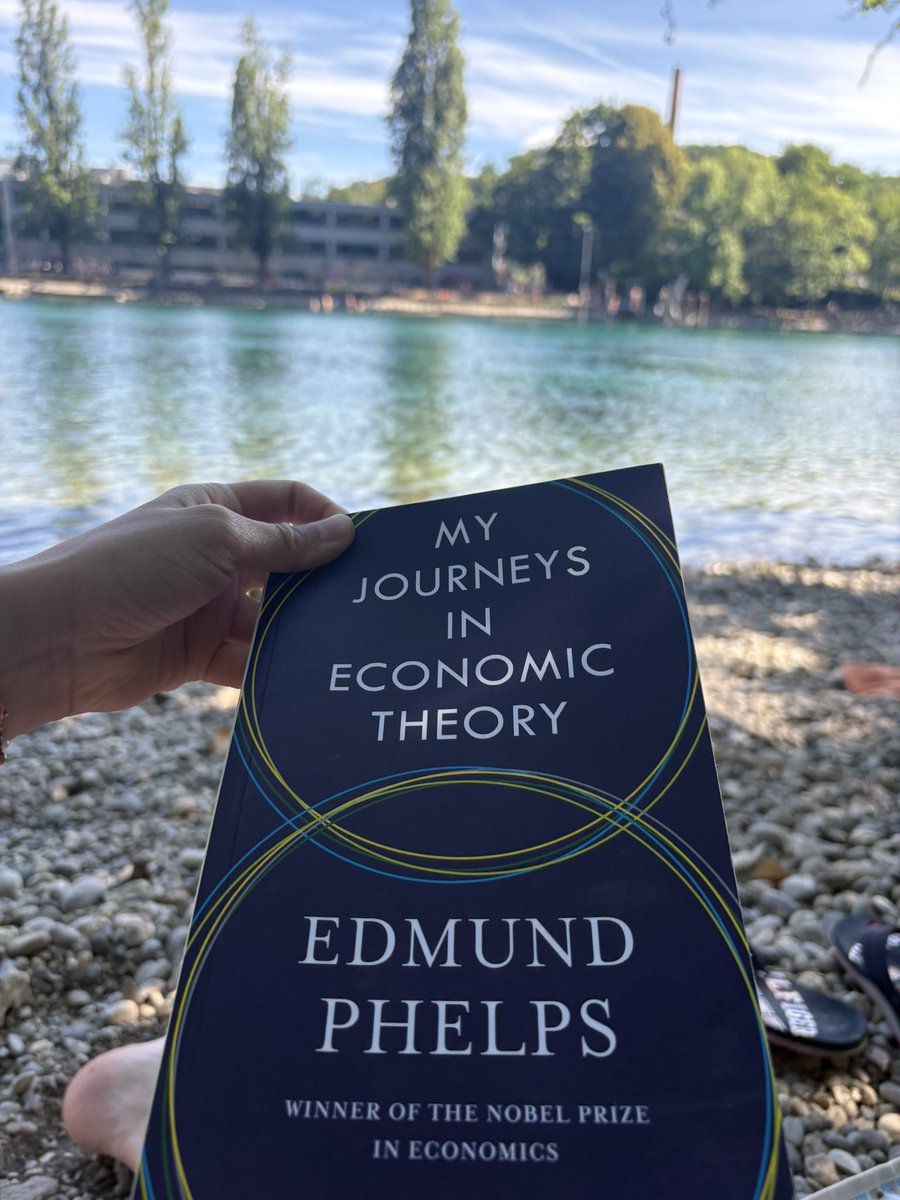 MateMansi's tweet photo. Lovely day, lovely read https://t.co/JhYsBmv6lx