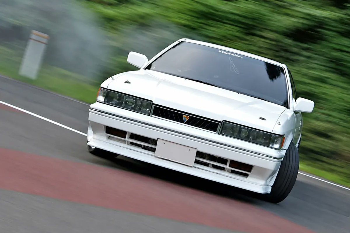 TunedCarsJapan's tweet photo. 「“あぶない刑事”世代は歓喜!?」F31レパードを横向きに走らせる男の執念
https://t.co/6cit9t5TU6

「あぶない刑事」で人気を博したF31レパードを、まさかのRB20DET換装でドリフト仕様へ。前期型特有の問題を後期型やR32、C33のパーツ流用で解決しながら仕上げた一台は、異色のマシンだ！ https://t.co/mWAMVnNgyB
