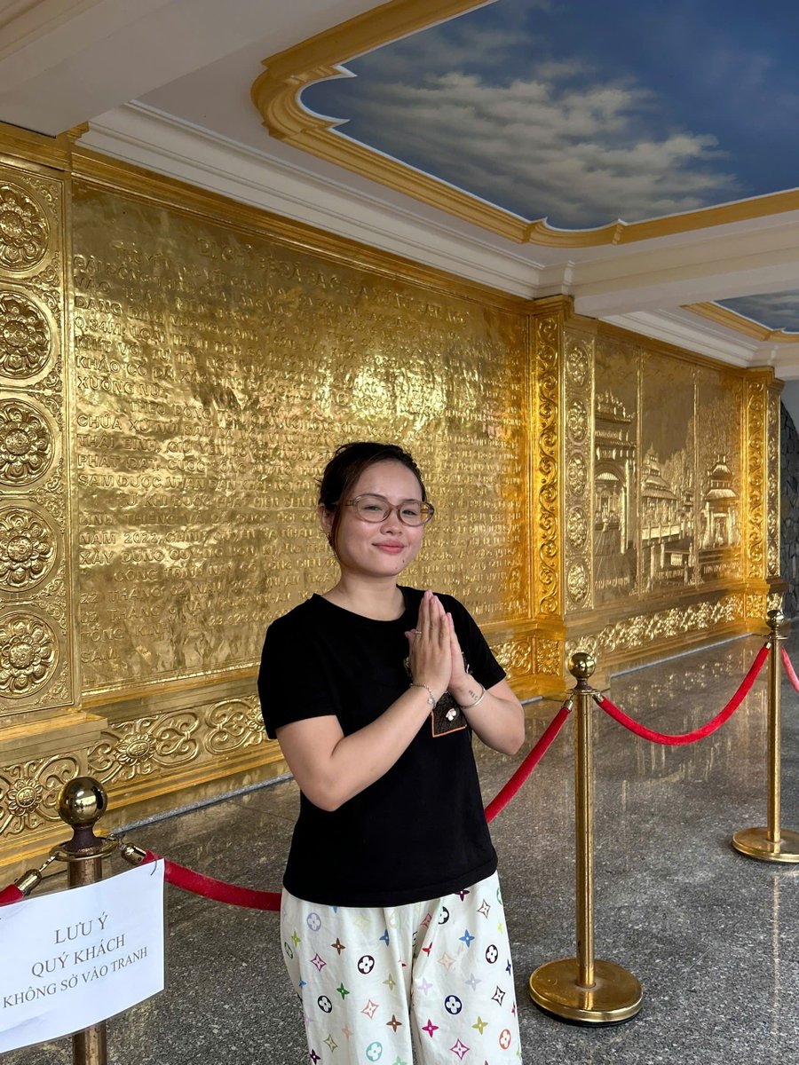 Vihere666's tweet photo. Xin chào và cảm ơn hơn 300 ac đã follow bé!

Cả ngày nay bé tập viết rồi lại xóa. Sao thấy cái đầu mình thiếu chữ quá. Mấy ace trong thị trấn ai cũng viết lách quá trời, trình bày thú dị, văn phong hấp d���n. Vô tình đọc được bài đọc sách của anh @lucashuytran mới biết thị trấn này ai cũng nghiền ngẫm đua nhau đọc sách làm bé thấy lỗi thời tụt hậu quá.  

Thôi nay cũng được làm công dân thị trấn nên phải ráng học theo, cho bớt lười, dùng công cụ X cho chuyên nghiệp. Ông bà dạy " cờ tới tay ai người đó phất", mà cầm cái điện thoại trong tay, tạo được tài khoản từ thời 2024 mà còn chưa được 1000 follower, thiệt là hỗ thẹn quá!.

Bé mò lung tung thấy có cách build trang trên X, nên cũng share cho ac ai còn lẹt đẹt hạng B như mình thì cùng nhau trãi nghiệm cảm giác 1000 follower với bé. 

____ MỤC TIÊU 1000 FOLLOWER

1. Hiểu thuật toán X 2026 (các yếu tố quan trọng nhất)Engagement velocity trong 30-60 phút đầu: Post nào có tương tác nhanh (replies, reposts) sẽ được đẩy mạnh. Replies quan trọng gấp 13-27x likes. 

Replies & conversations: Ưu tiên cực mạnh. Bookmark (lưu) cũng rất quan trọng (gấp ~10x like).

Media (hình ảnh, video ngắn): Tăng 5-10x impressions so với text-only. Video native <60 giây (có caption) hiệu quả cao nhất. 

X Premium (tick xanh): Tăng reach 2-10x, ưu tiên hiển thị.
Không khuyến khích: Link ngoài ở tweet chính (giảm ~50% reach), hashtag lạm dụng, nội dung tiêu cực/spam.

2. Chiến lược nội dung (Content Strategy)

Tần suất: 1-3 post chất lượng/ngày (không spam). Consistency quan trọng hơn số lượng. Post vào giờ vàng: 8-11h sáng (giờ VN), thứ 3-5. 

Loại nội dung hiệu quả:Threads (chuỗi bài) hoặc long-form post: Giải thích tips du lịch, phân tích crypto, infographic.

Video ngắn + caption: Review Đà N��ng, chart crypto, before-after sức khỏe.

Hooks mạnh: Bắt đầu bằng số liệu, câu hỏi, contrarian (ví dụ: "Tại sao vàng giảm mà BTC vẫn tăng?").

Value-driven: Tips thực tế, insight cá nhân, poll hỏi ý kiến follower.

Tối ưu: Thêm hình ảnh/video/chart. Tránh link ngoài ngay tweet đầu (để ở reply).

3. Chiến lược tương tác (Engagement - Quan trọng nhất cho account nhỏ)

Đây là "reply guy" strategy, nhiều người tăng impressions nhanh nhờ cái này. 
80% thời gian reply, 20% post (đặc biệt khi <5k-10k followers).

Tìm 15-20 account lớn hơn bạn trong niche (5k-50k followers): Bật thông báo, reply sớm (trong 5-10 phút) với giá trị thật (thêm data, góc nhìn VN, ví dụ thực tế).

Reply chất lượng: Không chỉ "Đồng ý", mà "Thêm insight: Ở Đà Nẵng tháng này...".
Trả lời tất cả comment trên post của bạn trong giờ đầu → Tạo conversation.

4. Tối ưu Profile & TechnicalProfile hoàn chỉnh: Ảnh rõ, bio giá trị ("Yêu Đà Nẵng | Crypto + Du lịch | Tips hàng ngày"), link website/Telegram.
Post đều → X ưu tiên account active.
Sử dụng X Analytics: Xem impressions sources (Follower vs Non-follower), nhân rộng post tốt.

5. Chiến lược nâng cao & PaidQuote tweet lớn account với góc nhìn riêng.
Collab: Tag mutual, guest thread.
X Ads: Bắt đầu với Reach campaign từ post organic tốt → Scale impressions nhanh.

Lịch trình thực tế gợi ý (1-2 giờ/ngày)Sáng: Post 1 thread/video + reply 20-30 cái.
Chiều/tối: Reply thêm, tương tác comment.
Cuối tuần: Batch content (chuẩn bị thread sẵn).
Hàng tuần: Review analytics → Điều chỉnh.

Kết quả mong đợi & Lưu ý

Account nhỏ: 1-2 tháng kiên trì có thể tăng impressions 5-10x nếu reply tốt.

Mục tiêu monetization: Tập trung impressions non-follower (từ For You).

Tránh: Mua follower, spam, nội dung tiêu cực (thuật toán phạt).
Nhiều creator VN thành công nhờ niche địa phương + crypto kết h��p.

Ac nào đã đọc tới đây rồi thì follow cùng bé sớm đạt được mục tiêu nha!

Công đức vô lượng ~