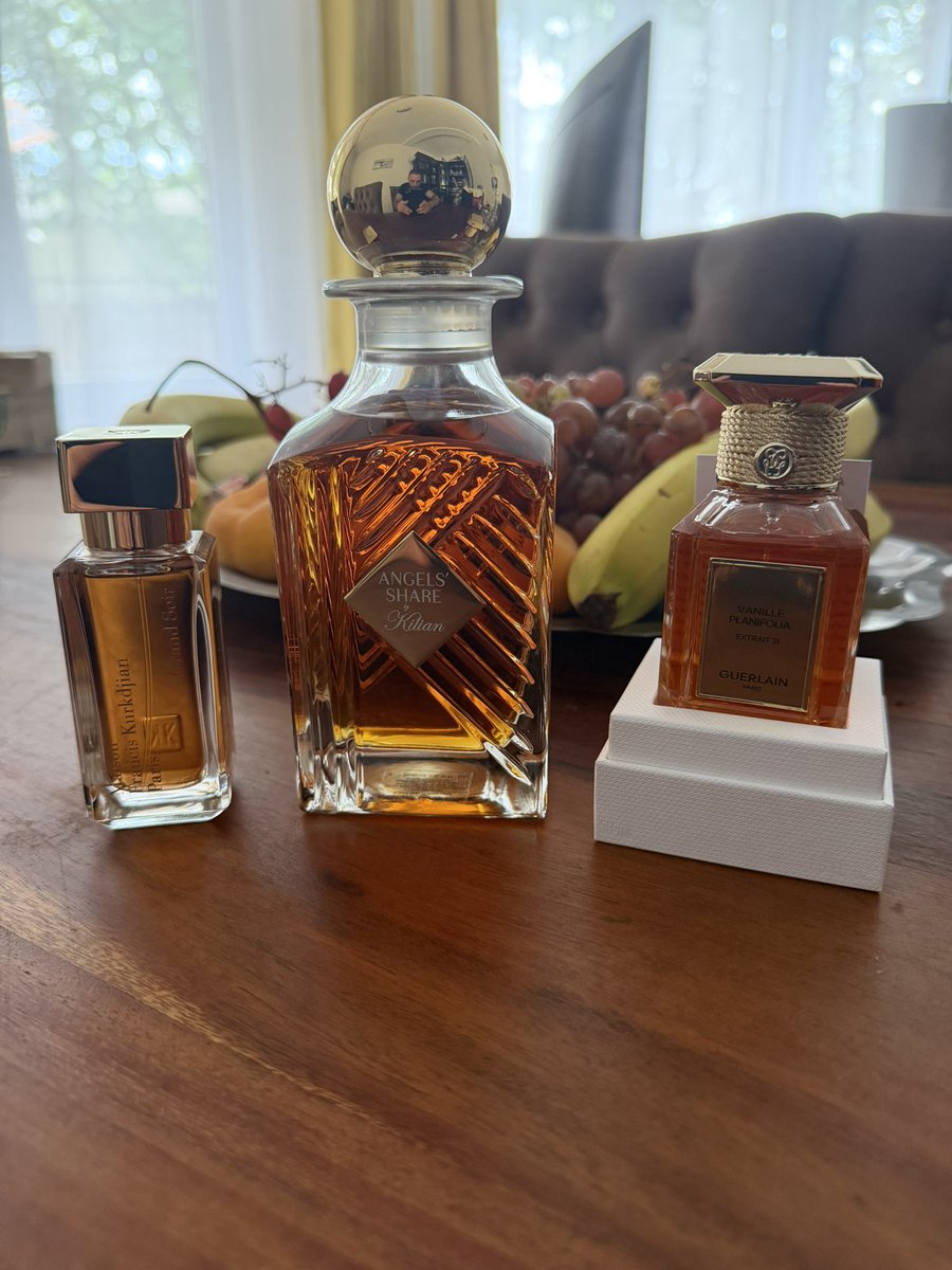 Specter11389504's tweet photo. Mes petits achats d’hier en parfum ( Kilian m’a regardé sur les mini carafes) https://t.co/phKUbcl5E7