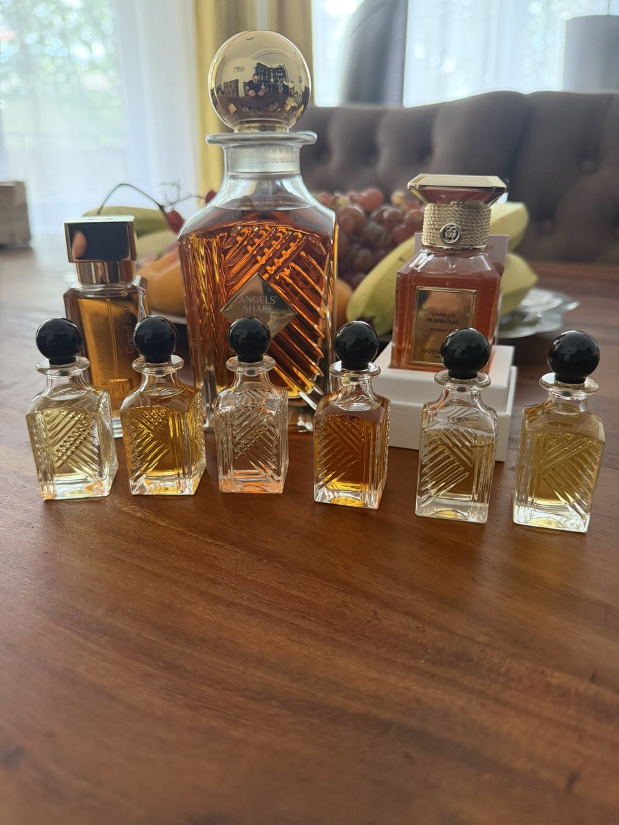 Specter11389504's tweet photo. Mes petits achats d’hier en parfum ( Kilian m’a regardé sur les mini carafes) https://t.co/phKUbcl5E7