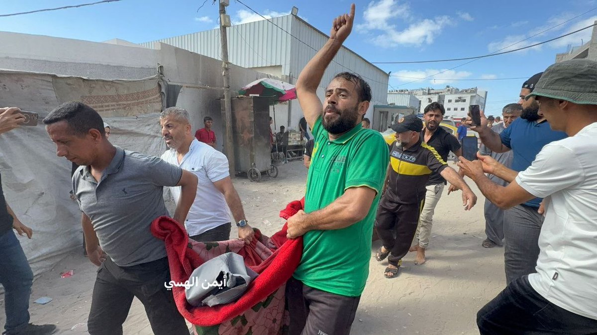 warfareanalysis's tweet photo. ⚡️Gaza sources: 

Four Palestinians were killed and several others injured,, in an Israeli drone bombing on the entrance of Yemen Al-Saeed Hospital in Jabalia refugee camp, northern Gaza. https://t.co/deBQ4gH4d7