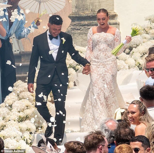 SquadBrasilLM's tweet photo. Perrie and Alex Oxlade-Chamberlain are officially married! Congratulations 🤍🕊️ https://t.co/p6Ygr7XVKw