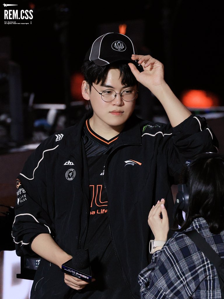 rem_css's tweet photo. 260612 RTM

잘 어울리네🧢

#Gumayusi #구마유시 #이민형 https://t.co/HX6DBUYBrj