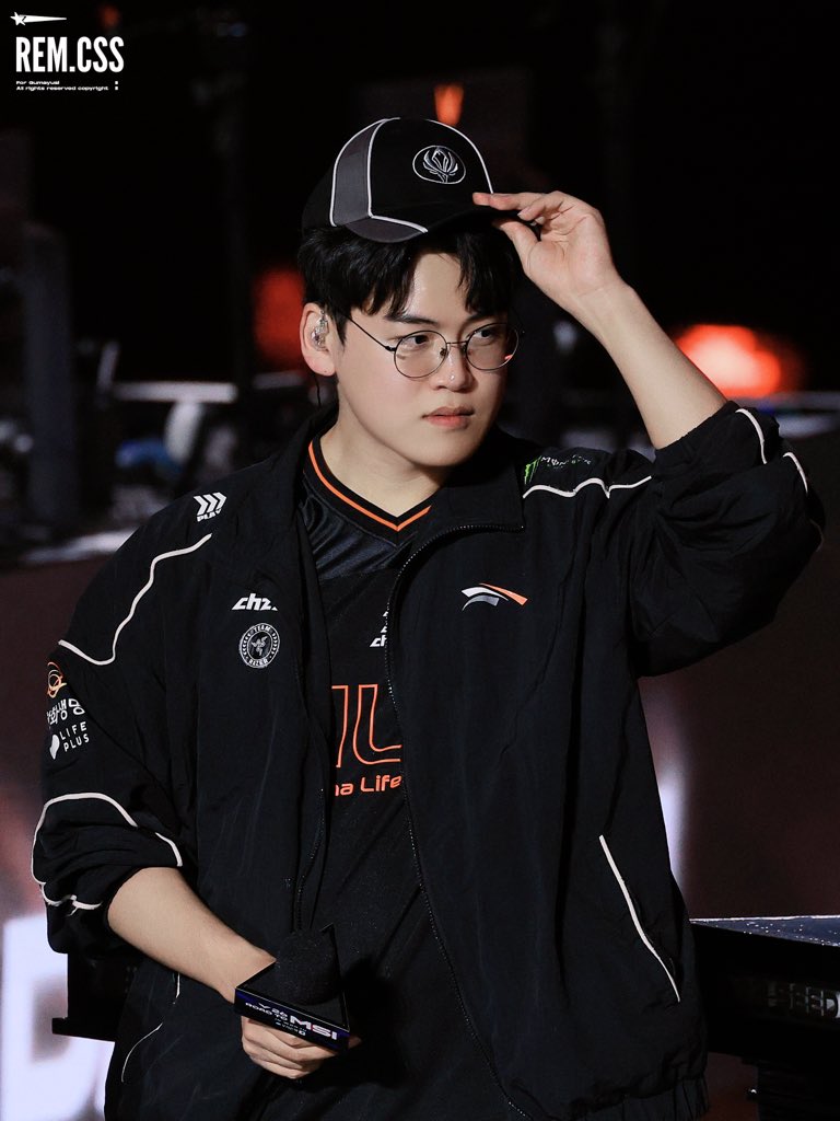 rem_css's tweet photo. 260612 RTM

잘 어울리네🧢

#Gumayusi #구마유시 #이민형 https://t.co/HX6DBUYBrj