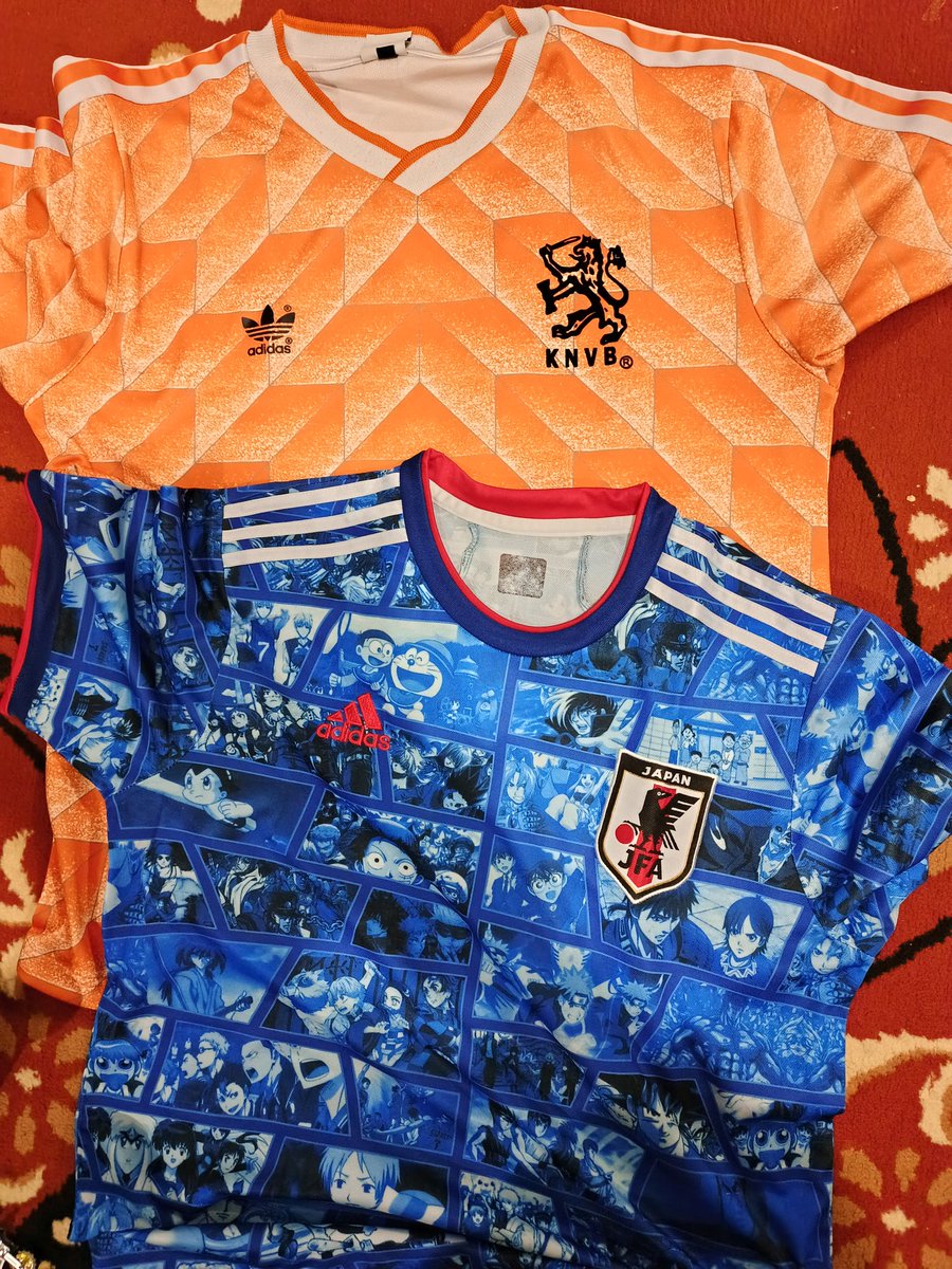 MaSantoman's tweet photo. Seumur hidup cuma punya 2 jersey timnas ini gimana coba? 😁....eh pernah punya Itali 2002 lengan 3/4 itu deng, sama Kamerun tanpa lengan karena unik 😆
#BelandaVsJepang https://t.co/EtX9g3rlYH