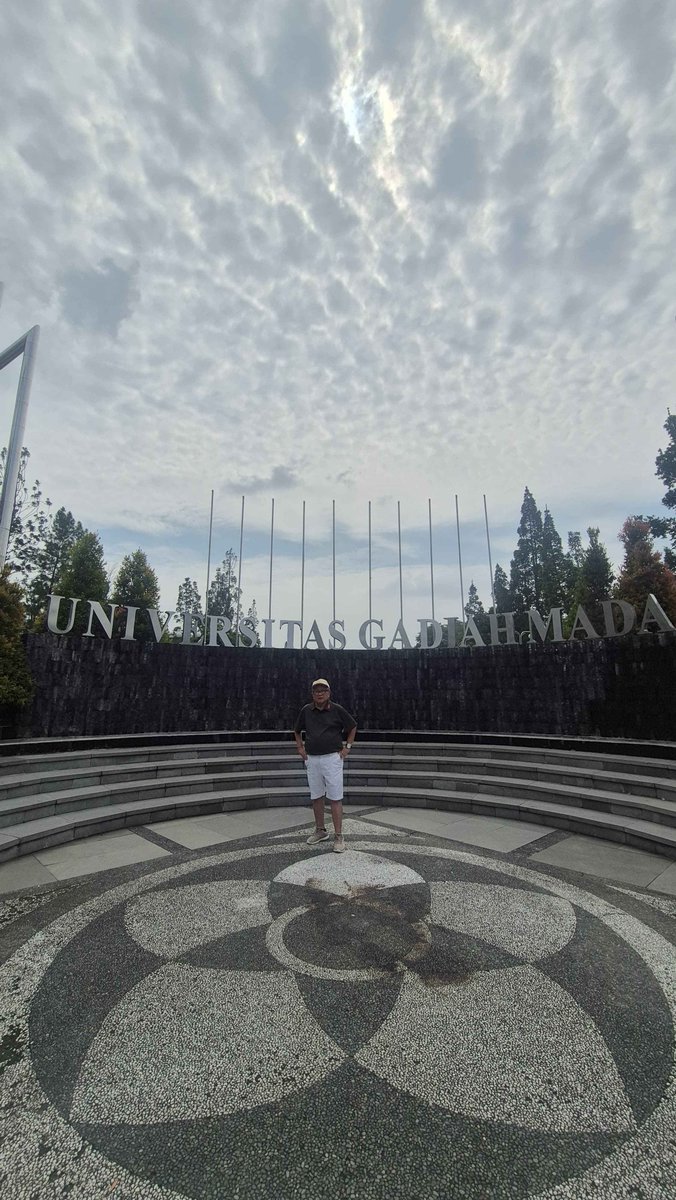 srzgy's tweet photo. izin klarif gw tadi cuman diajak jalan pagi ke ugm sama kakek https://t.co/uCIB6wRSJE