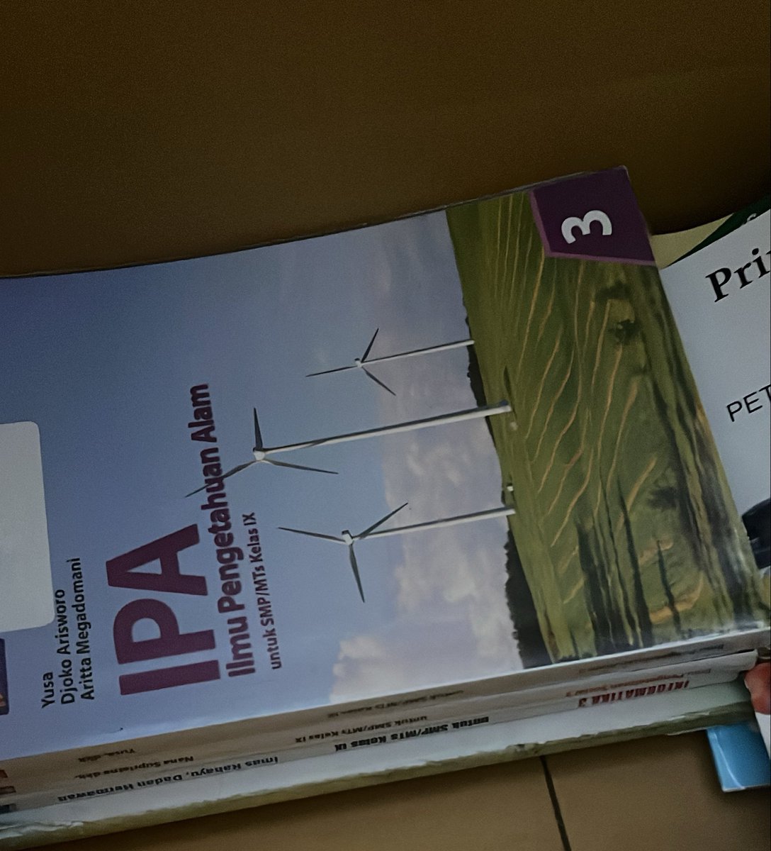 aassiran's tweet photo. guys aku mau pindahan, kebetulan adek ku juga baru lulus dari SMP, jadi buku paketnya udah pada ga kepake. kira kira ada yang mau adopt buku buku ini ga ya? atau mungkin ada kenalan saudara yang membutuhkan, aku dom bekasii
help rt/like yaa gusy 🥹 https://t.co/ojAbfWsWnX