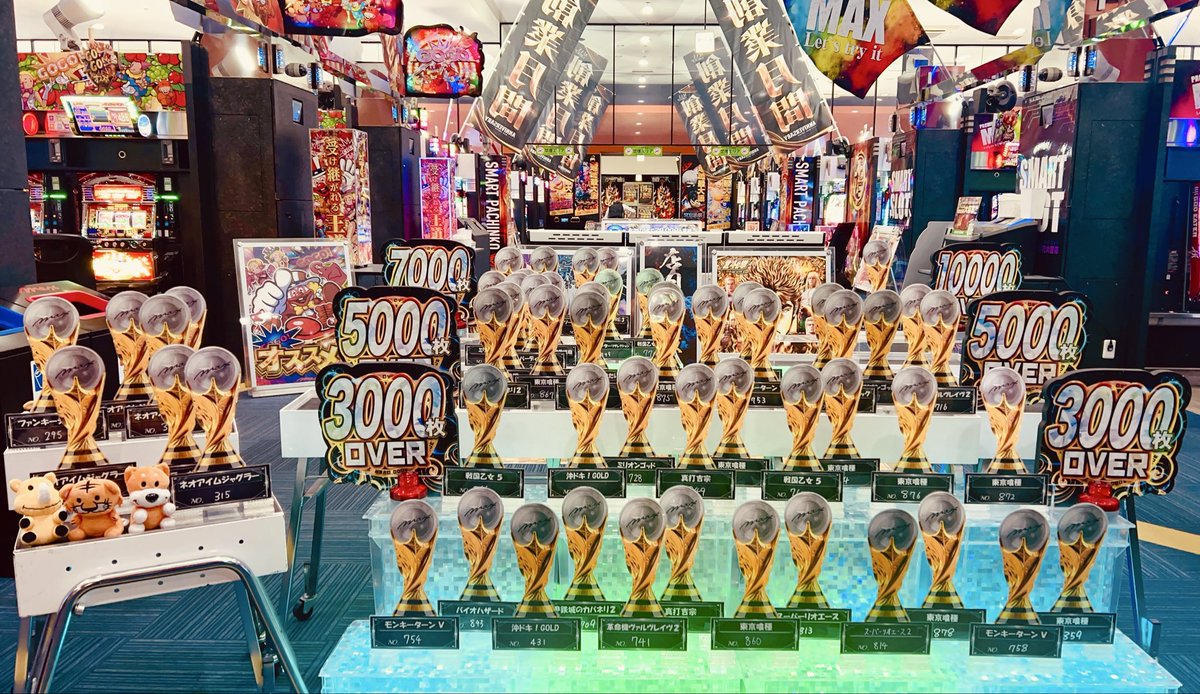 maxyanase4008's tweet photo. 15日かっこつけたい気持ちがもう滲み出てる。のと、高い所のゴミ探してくれたけど見つけられなかった男の背中。実は今日の写真全部に背中で語る男写ってるの。

#宇都宮 #パチンコ #パチスロ #15日 #もう準レギュラー #背中で語る男 #相変わらず #何も伝わってこない #背中してる https://t.co/1q1m3fjkbT