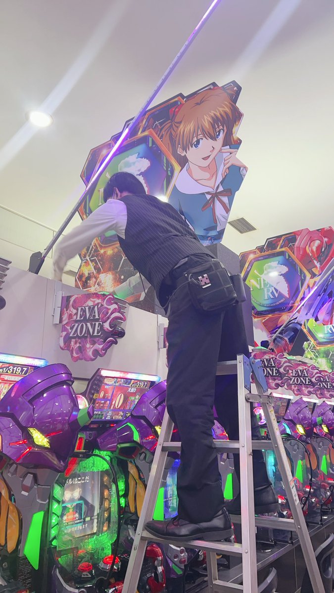 maxyanase4008's tweet photo. 15日かっこつけたい気持ちがもう滲み出てる。のと、高い所のゴミ探してくれたけど見つけられなかった男の背中。実は今日の写真全部に背中で語る男写ってるの。

#宇都宮 #パチンコ #パチスロ #15日 #もう準レギュラー #背中で語る男 #相変わらず #何も伝わってこない #背中してる https://t.co/1q1m3fjkbT