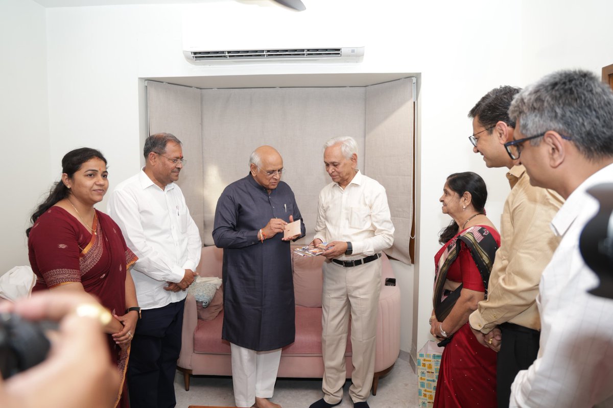 Bhupendrapbjp's tweet photo. ૧૨ વર્ષ વિશ્વાસ, વિકાસ અને જનકલ્યાણના... 

​માનનીય વડાપ્રધાન શ્રી @narendramodi જીના જનકેન્દ્રિત નેતૃત્વના ગૌરવશાળી ૧૨ વર્ષ પૂર્ણ થયા તે સંદર્ભે, વિવિધ ક્ષેત્રોમાં સુંદર યોગદાન આપી રહેલા મહેસાણાના પ્રતિષ્ઠિત વ્યક્તિઓને મળીને તેમની સાથે મોદીજીના નેતૃત્વમાં થયેલ અભૂતપૂર્વ વિકાસ અંગે ચર્ચાનો અવસર મળ્યો. 

મહેસાણાના સીએ અને શિક્ષણવિદ્ શ્રી અશ્વિનભાઈ યાજ્ઞિકજીને તેમના નિવાસસ્થાને મળીને છેલ્લા ૧૨ વર્ષ દરમિયાન દેશના મજબૂત અર્થતંત્ર, કરવેરા ક્ષેત્રે આવેલા ઐતિહાસિક સુધારાઓ અને રાષ્ટ્રીય શિક્ષણ નીતિ (NEP) દ્વારા શિક્ષણ ક્ષેત્રે થયેલા પરિવર્તનકારી નિર્ણયો અંગે સંવાદ સાધ્યો.