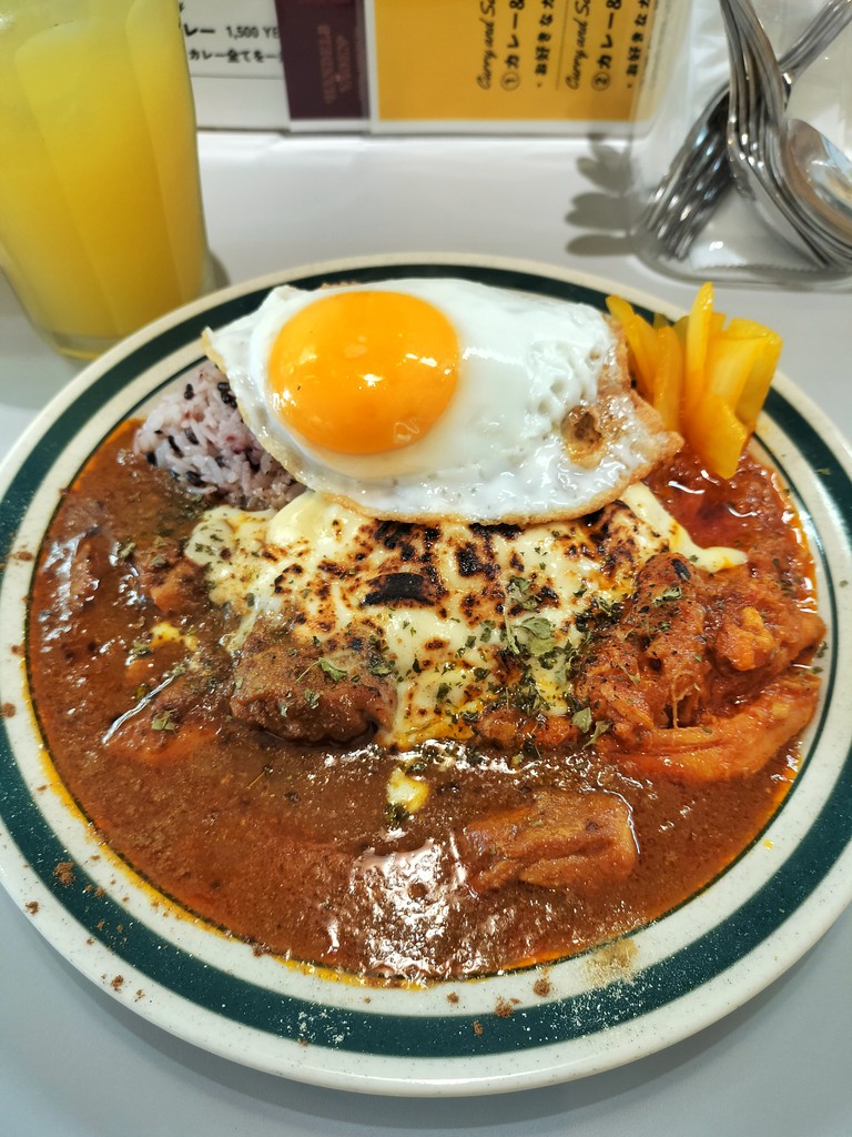 wildgoose_com's tweet photo. 店舗を構えてからは初訪問のSARU CURRY。スパイスチキンカレーとパキスタンカレーのあいがけ、炙りチーズと目玉焼きのTP。ドリンクはパイナップルジュース。バスマティと日本米と古代米のブレンドはプチプチした食感がよき。鶏肉もホロホロとほぐれる柔らかさ #ごはんにっき https://t.co/M1ihJsc7Hz