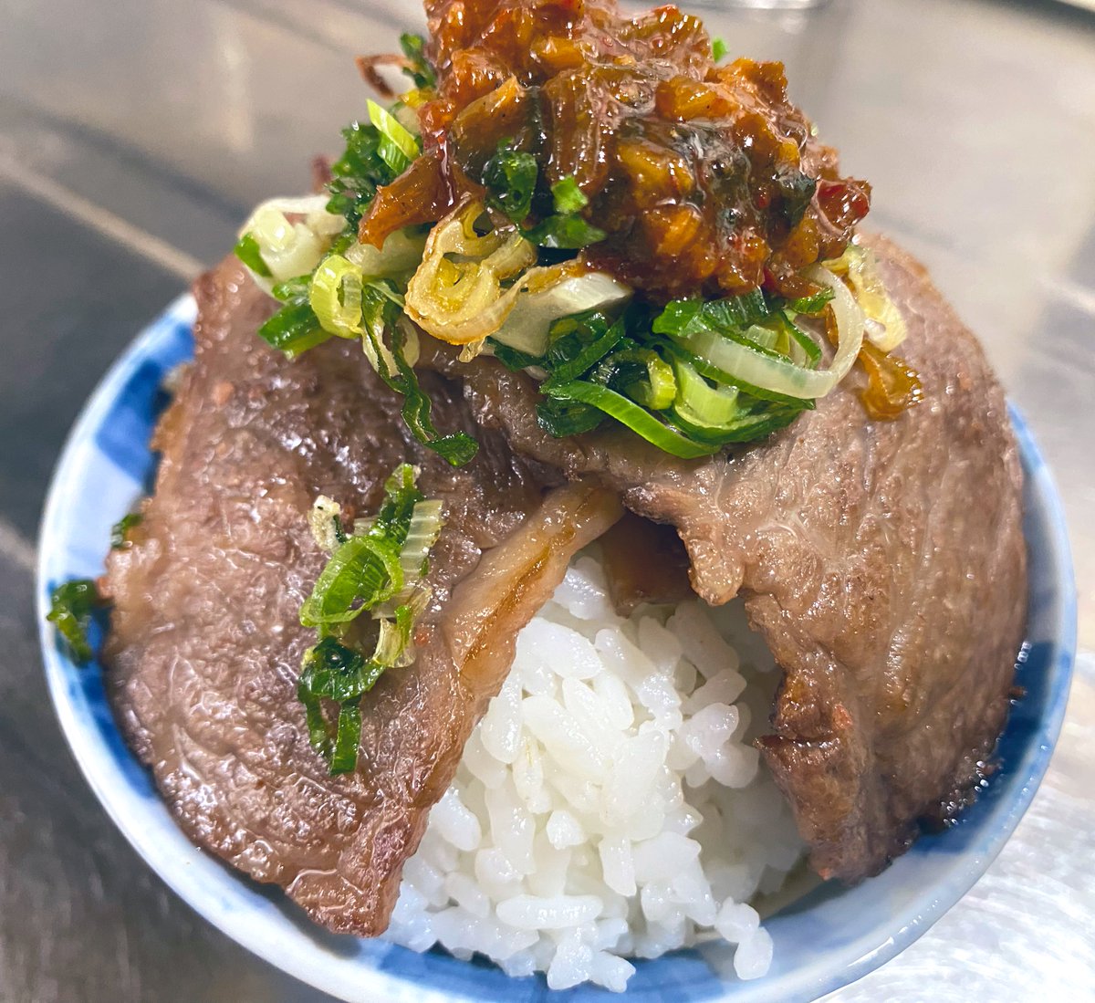 fukurowRS's tweet photo. 今日は三角バラ丼。馬。 https://t.co/HvASMSOb1P
