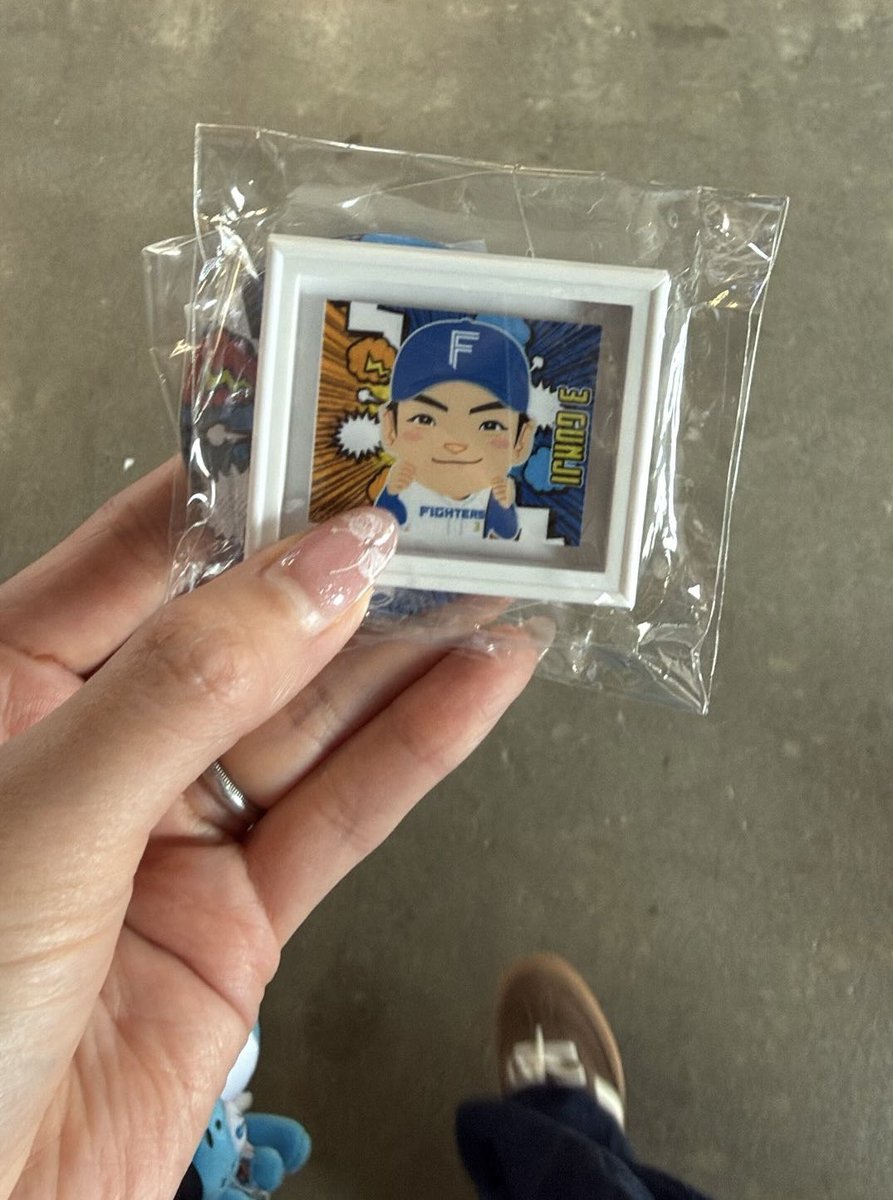 o83e_ram's tweet photo. 試合終わった後に妹とガチャガチャ回しに行って、妹が郡司のバッジが出たのを見てちょうだいと走り追いかけ回していたところ、優しいお姉様に「郡司出たから交換しよう」とお声がけいただきました...🥹
遥輝と郡司を交換してくださった優しい素敵なお姉様、ありがとうございました...🥹💚 https://t.co/aOBbU3qiqI
