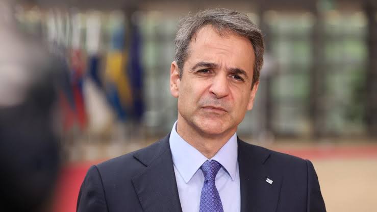 SireneOznur's tweet photo. Miçotakis:

➖“Elbette güçlü ittifaklara ihtiyacımız var. Sadece Avrupa Birliği üyesi olmakla yetinemeyiz. Avrupa Birliği antlaşmalarında, benim teorik olarak üzerinde konuştuğumuz bir şey olmaktan çıkarıp işlevselleştirmek ve gerçeğe dönüştürmek istediğim bir 'karşılıklı yardım' maddesi var.”

Türkiye'ye karşı o karşılıklı yardımlaşmayı rüyanda görürsün. Tek başına ortada kaldığın gün kapımızı çaldığına da şahit olacağız. Paşinyan bunu çoktan deneyimledi.