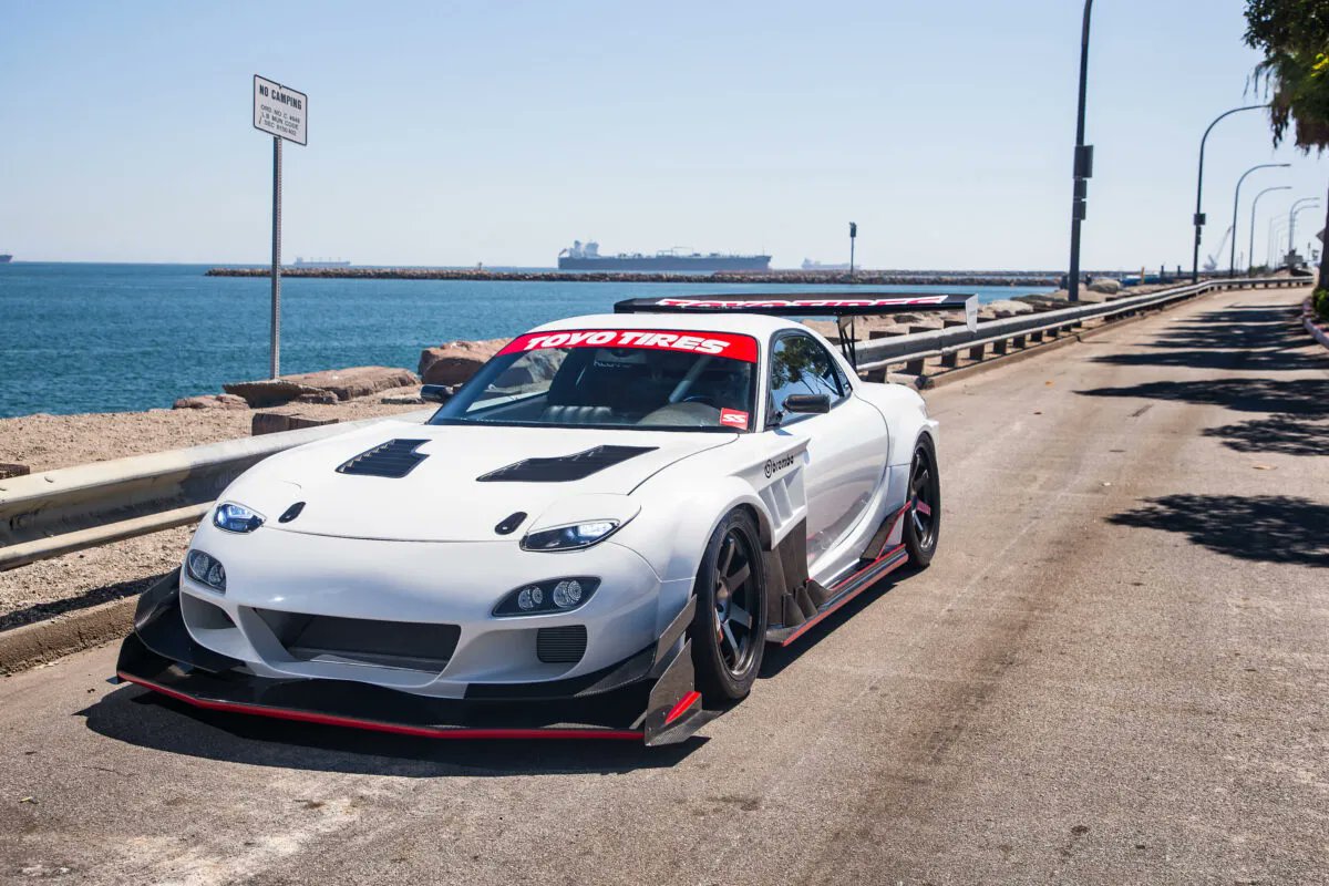 TunedCarsJapan's tweet photo. 「なぜ彼はRX-7に人生を捧げたのか？」550馬力のチューンドロータリーに込めた夢
https://t.co/ZdrA8s10SQ

『頭文字D』に憧れ、人生初の愛車としてFD3S型RX-7を選んだアメリカ人オーナー。会社を辞めて起業し、資金を集めながら理想のマシンを製作した。 https://t.co/hjIom2T32C