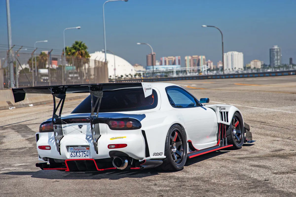 TunedCarsJapan's tweet photo. 「なぜ彼はRX-7に人生を捧げたのか？」550馬力のチューンドロータリーに込めた夢
https://t.co/ZdrA8s10SQ

『頭文字D』に憧れ、人生初の愛車としてFD3S型RX-7を選んだアメリカ人オーナー。会社を辞めて起業し、資金を集めながら理想のマシンを製作した。 https://t.co/hjIom2T32C